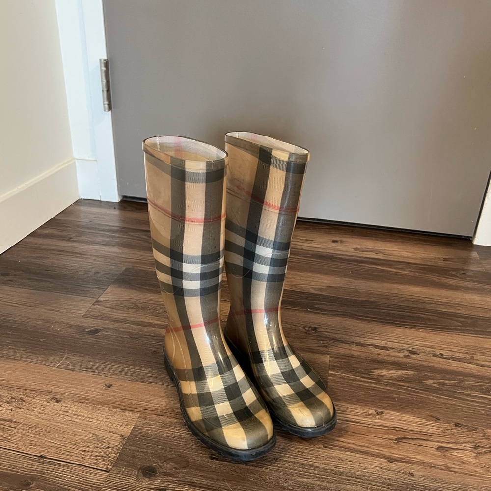 Burberry vintage rain boots